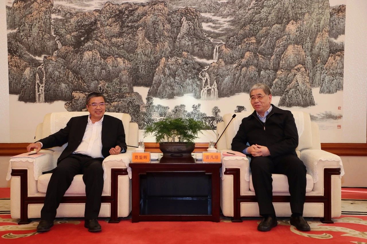 雷凡培會(huì)見(jiàn)中國(guó)船級(jí)社黨委副書記、總裁莫鑒輝一行