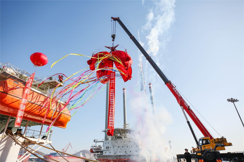 渤船重工建造的華科1號、2號自升助航式作業(yè)平臺命名交工