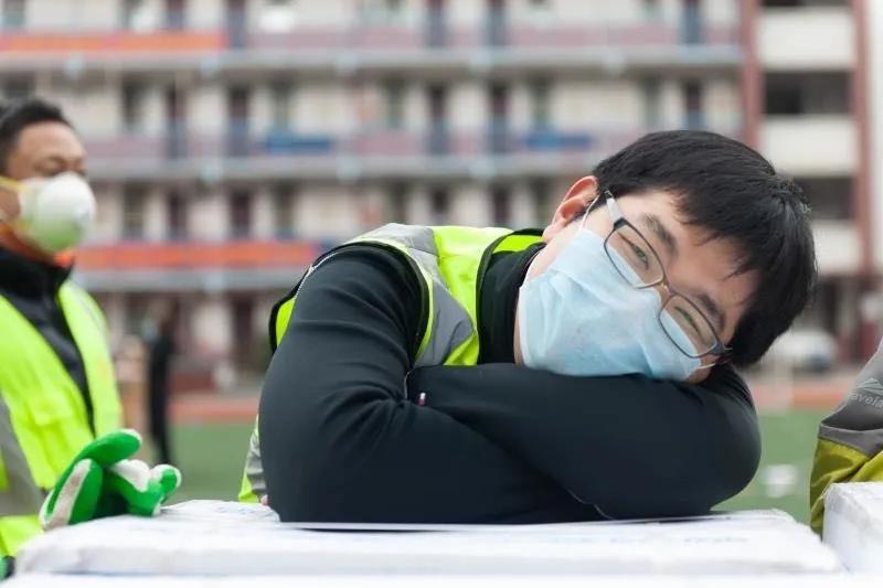 志愿者賈威：“累了，趴下歇會(huì)兒”