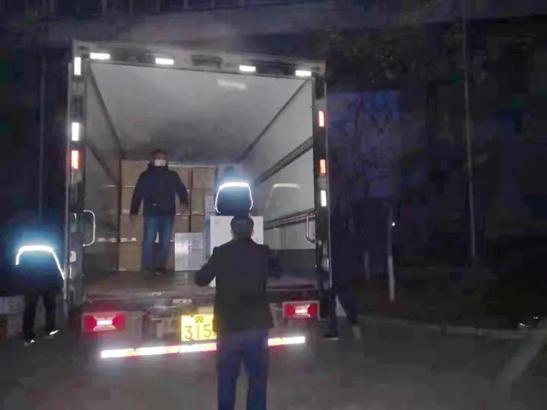 這樣深夜連續(xù)作業(yè)，已堅持了多日